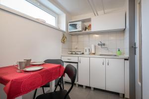波普拉德Apartment Highway的一个带红色桌布桌子的小厨房