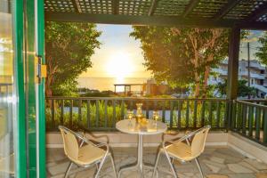 法拉萨纳法拉萨那湾酒店的海景阳台上的桌椅