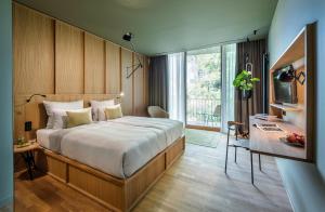 萨尔路易斯LA MAISON hotel的一间卧室配有一张大床和电视