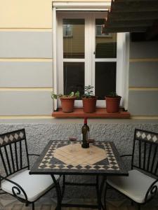 巴耶格兰雷伊Casa La Palomera 1的一张桌子、一瓶葡萄酒和两把椅子