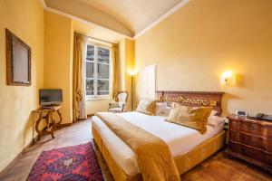 佛罗伦萨伽利略2000住宿加早餐酒店的一间卧室配有一张大床和电视