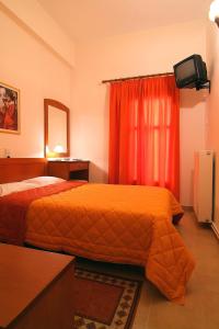 特尔斐赛比拉酒店的酒店客房设有两张床和电视。