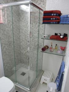 巴拉奈里奥-坎布里乌Apartamento Coral - 1 quadra do Mar的设有带卫生间的浴室内的淋浴间