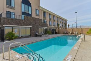 印地欧Holiday Inn Express & Suites Indio - Coachella Valley, an IHG Hotel的大楼前的游泳池