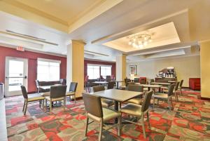 尤蒂卡尤蒂卡智选假日套房酒店的一间设有桌椅的地毯餐厅