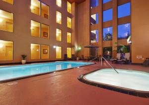 联合市Holiday Inn Express Hotel Union City San Jose, an IHG Hotel的一座室内游泳池,位于一座大型建筑中