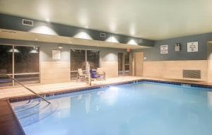 威廉斯堡Holiday Inn Express Williamsburg, an IHG Hotel的大楼内一个蓝色的大型游泳池
