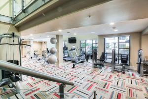洛杉矶Central Apartment的大楼内带跑步机和有氧器材的健身房