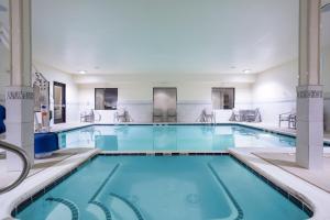 堪萨斯城Holiday Inn Express Kansas City - at the Legends!, an IHG Hotel的蓝色海水大型游泳池