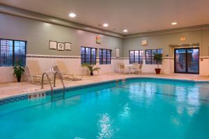皮奥里亚皮奥里亚市中心驻桥套房假日酒店的酒店内有一个蓝色的游泳池