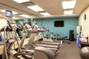 纽约时代广场南智选假日酒店的一间健身房,里面设有跑步机和椭圆机