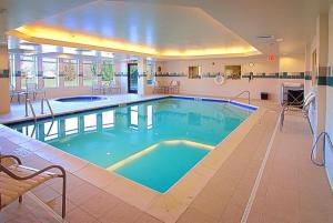 梅德福中心点智选假日套房酒店内部或周边的泳池
