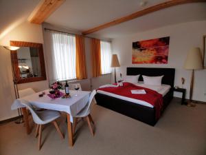 奥泊维森塔尔菲希特尔贝格山景公寓的酒店客房配有一张床铺和一张桌子。