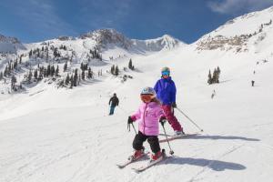 阿尔塔斯诺伯德旅舍的雪上滑雪的女人和孩子