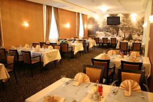 萨拉热窝水晶酒店的一间设有白色桌椅的用餐室