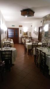 Settimo Vittone法尔科伊拉沃尔普酒店的餐厅配有桌椅和白色桌布