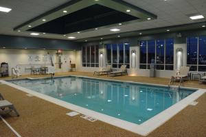 加利福尼亚加州莱克星顿公园智选假日酒店的大型建筑中的大型游泳池