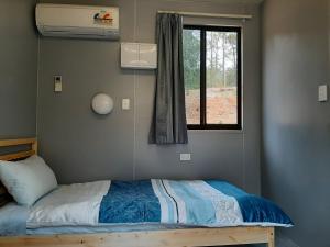斯普林伍德Springwood Meditation Centre 春木禪修渡假中心的一间小卧室,配有一张带窗户的床