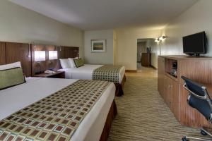 蒙特雷蒙特雷史蒂文森汽车旅馆的酒店客房设有两张床和一台平面电视。