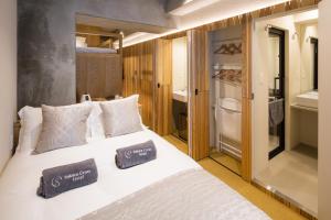 东京Sakura Cross Hotel Tokyo Kayabacho的卧室配有白色的床和两个枕头