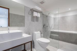 曼谷True Siam Phayathai Hotel的浴室配有卫生间、盥洗盆和淋浴。