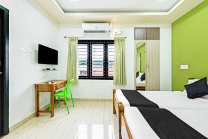 钦奈Sreedevi Residency的配有一张床和一张书桌的酒店客房