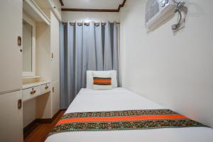 长滩岛Sur Beach Resort Boracay的一间小卧室,配有白色的床和窗户