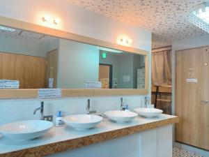 东京科陪美好晚餐旅馆的一间带三个水槽和大镜子的浴室