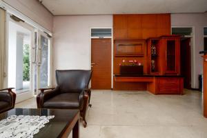 普禾加多OYO 1843 Cahya Nirwana的客厅配有椅子和书桌