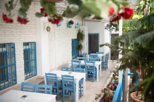 阿达纳Adana City Boutique Hotel的餐厅里一排蓝色的桌椅