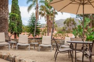 阿瓦隆Catalina Canyon Inn的一组桌椅和一把伞