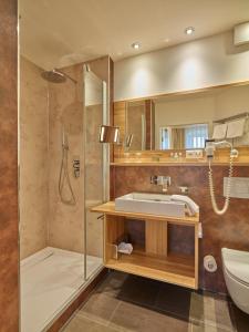劳茵戈恩德瑞穆罕兰德娜酒店的一间带水槽和淋浴的浴室