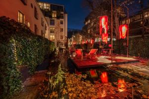 因斯布鲁克娜拉独立酒店的城市庭院里一群红色椅子