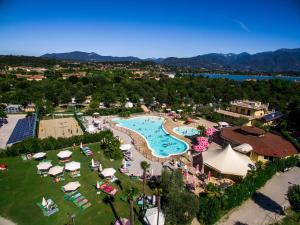 马内尔巴Camping Baia Verde的享有度假村游泳池的空中景致