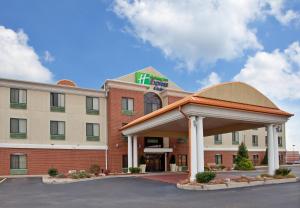 ShilohHoliday Inn Express & Suites O'Fallon-Shiloh, an IHG Hotel的停车场内带凉亭的酒店大楼