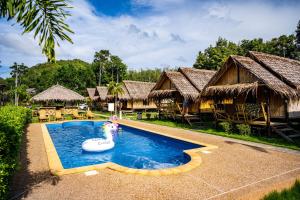 AoNang Bamboo Pool Resort内部或周边的泳池