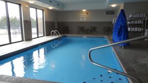 Bonner Springs堪萨斯城 - 邦纳泉智选假日酒店的在酒店房间的一个大型游泳池