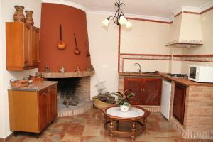 普拉多德尔雷查孔公寓的一间带壁炉的厨房以及一张桌子