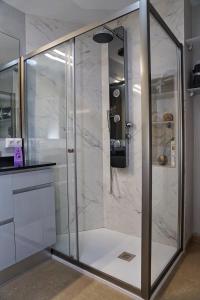 拜纳El Balcon的浴室里设有玻璃门淋浴