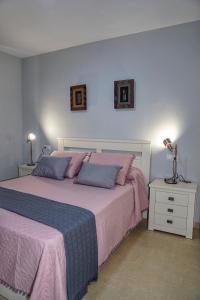 拜纳El Balcon的一间卧室配有两张带粉红色和蓝色床单的床