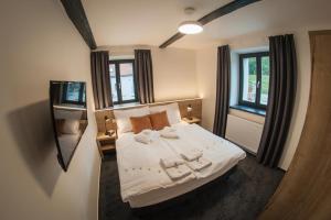 霍尼普拉纳Resort Orsino的卧室配有床、镜子和窗户。