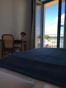 内里吉恩特里夫林酒店的卧室设有一张蓝色大床和一扇窗户。