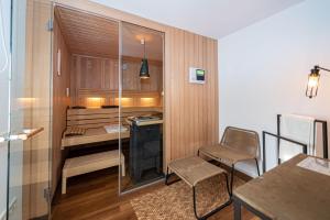 林道Ferien-Lodge Lindau - Private Sauna & nah am See的小房间设有一张桌子和一把椅子