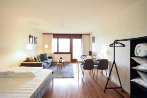 萨永Charming and comfortable studio ideally located in Saillon的一间卧室设有一张床和一间客厅。