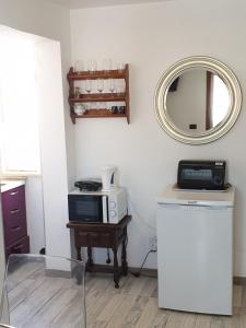 美丽海景拉斯加乐塔斯可爱一室公寓的厨房或小厨房