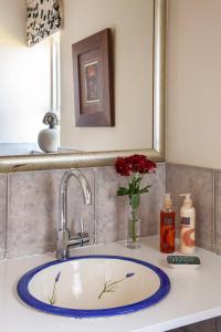西蒙镇月光宾馆的浴室水槽设有蓝色和白色水槽