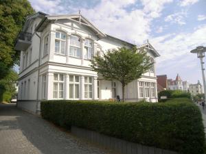 赛巴特班森Villa Baroni BF nur 200m vom Ostseestrand entfernt的前面有一棵树的白色房子