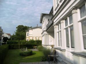 赛巴特班森Villa Baroni BF nur 200m vom Ostseestrand entfernt的一座带庭院的白色房子