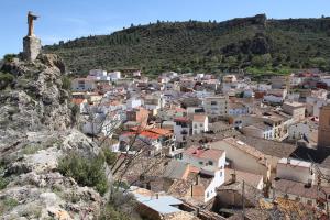恩吉达诺斯El Rincon de Piedra的享有山丘上的城镇景色