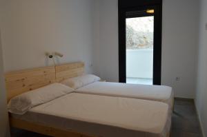 厄尔·波索·德·洛斯·弗莱尔Luz del Cabo的一间卧室设有两张床和窗户。